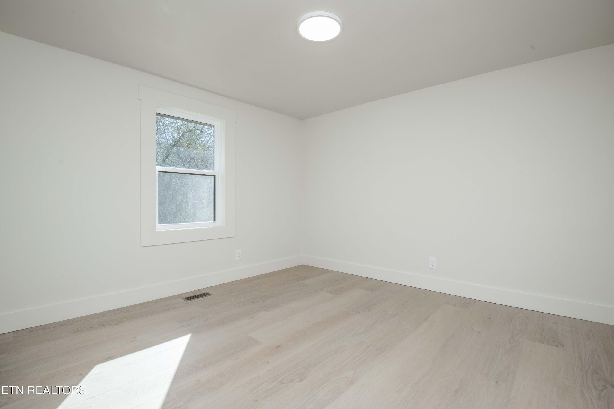 6223 Babelay Road Knoxville, TN 37924 - Photo 36 of 53 an empty room with windows