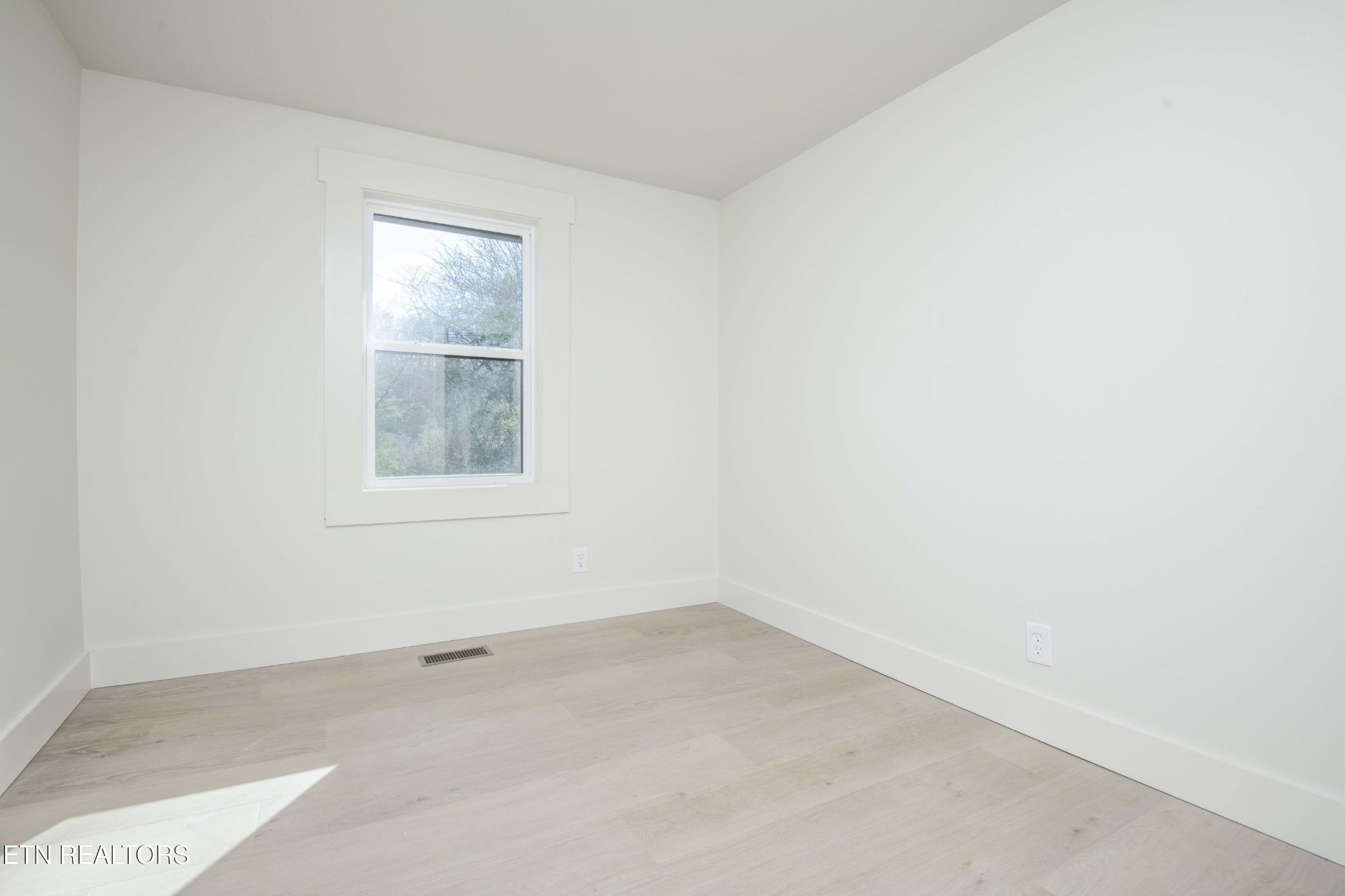 6223 Babelay Road Knoxville, TN 37924 - Photo 42 of 53 an empty room with a window