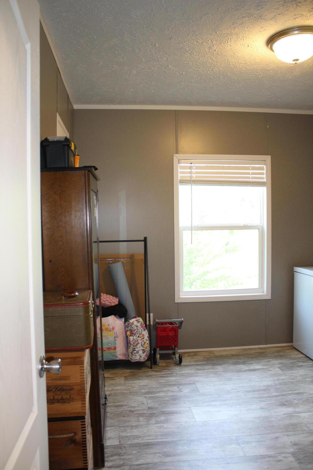 658 Stone Road Benton, TN 37307 - Photo 19 of 30 a view of a livingroom with a window and wooden floor