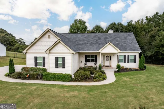 a view of front a house with a yard