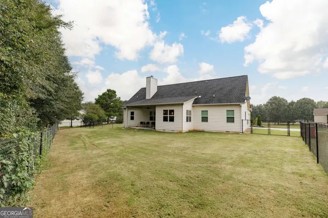 a view of yard with trees