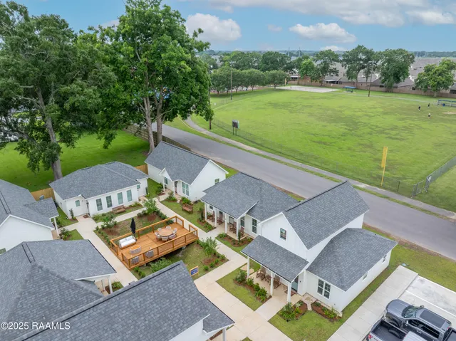 $2,300 | 307 4th Street, Unit G, Youngsville, LA 70592