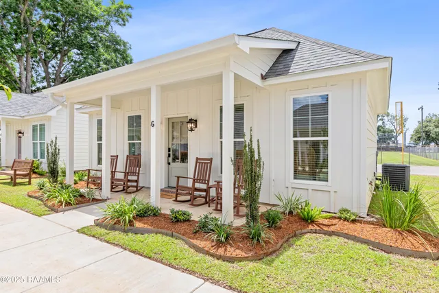 $2,300 | 307 4th Street, Unit G, Youngsville, LA 70592