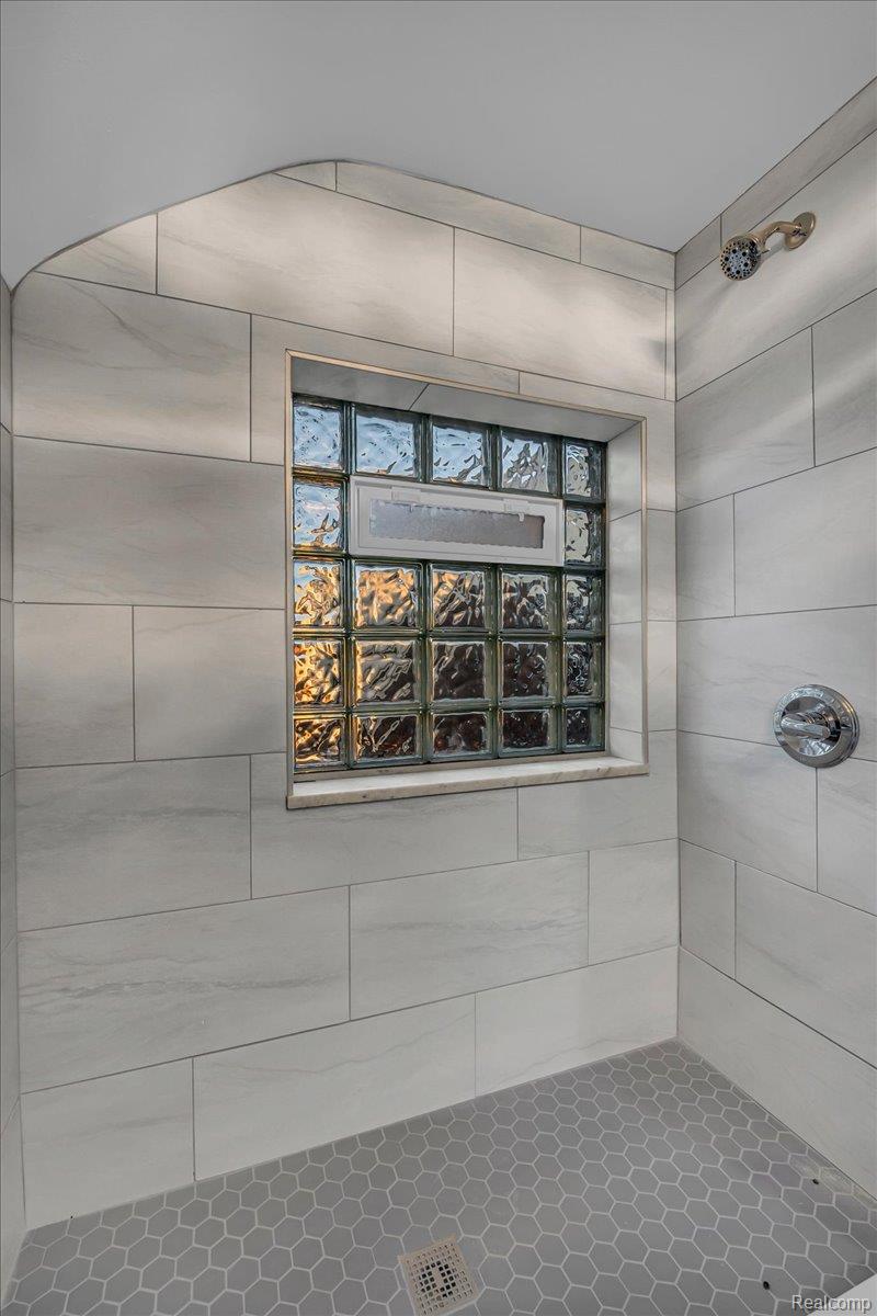 16717 Fielding Street Detroit, MI 48219 - Photo 38 of 46 Full bath featuring a tile shower