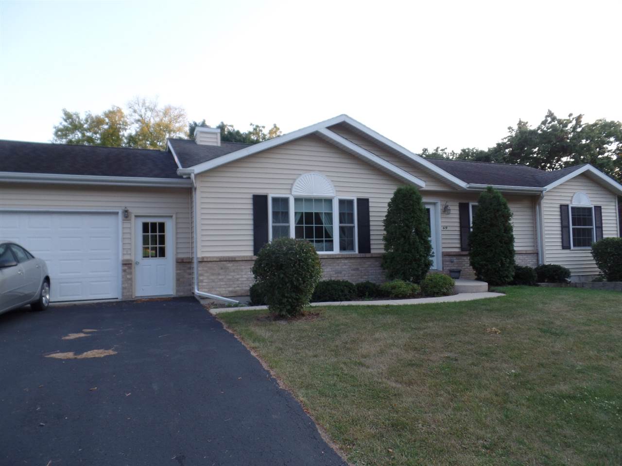 419 Elizabeth Road Oregon, IL 61061 - Photo 2 of 13 a front view of a house with a garden