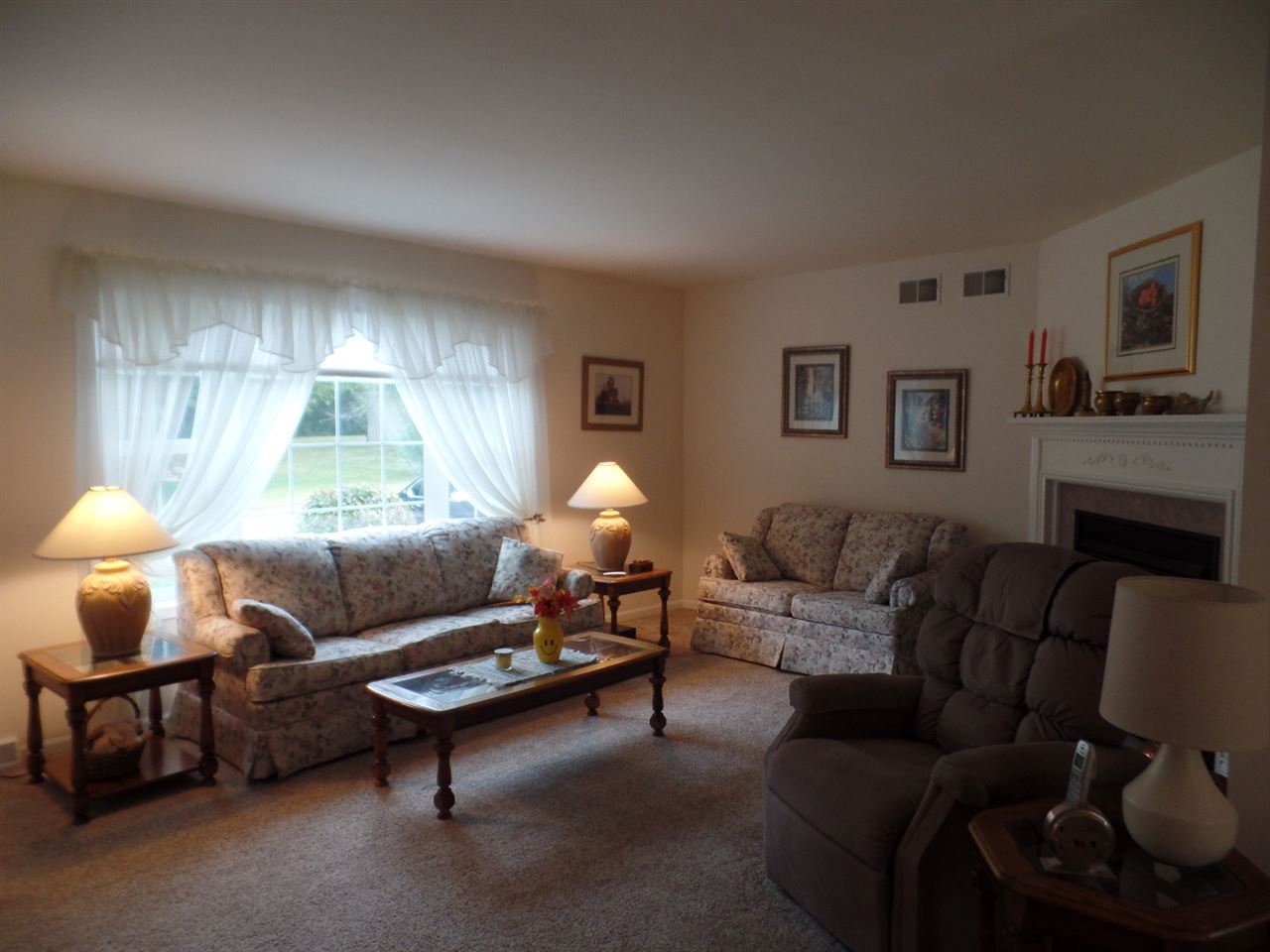 419 Elizabeth Road Oregon, IL 61061 - Photo 5 of 13 a living room with furniture and a lamp