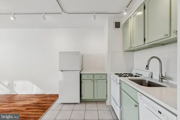$215,000 | 1810 Rittenhouse Square, Unit 406, Philadelphia, PA 19103
