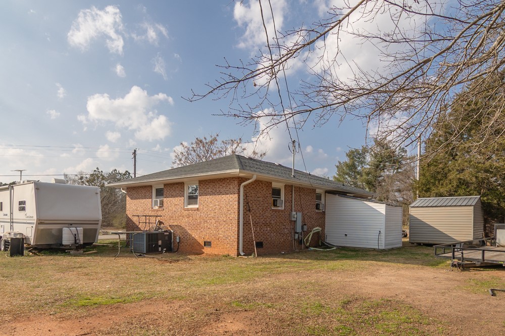 708 Sexton Gin Road Iva, SC 29655 - Photo 4 of 20 This classic brick residence features a durable shingle roof and a spacious yard.