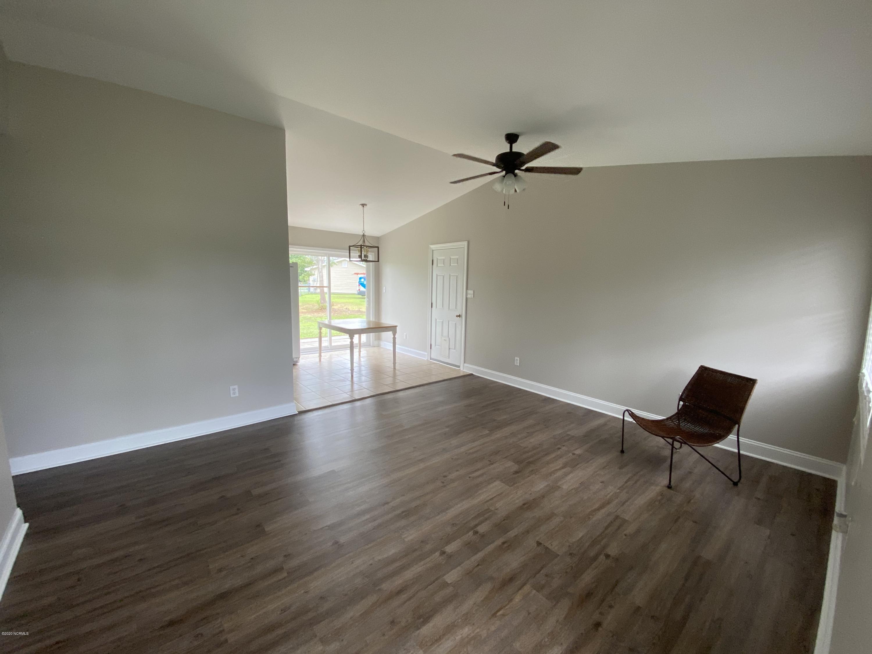 138 Bayberry Road Newport, NC 28570 - Photo 22 of 70 Living Room