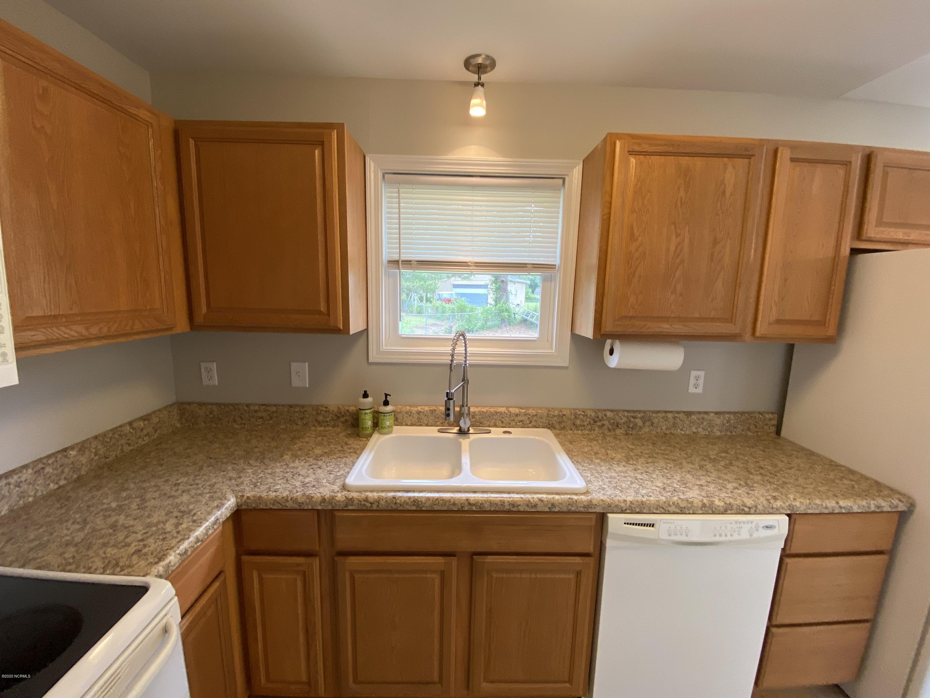 138 Bayberry Road Newport, NC 28570 - Photo 33 of 70 Dual sinks with a view out to the back yard!