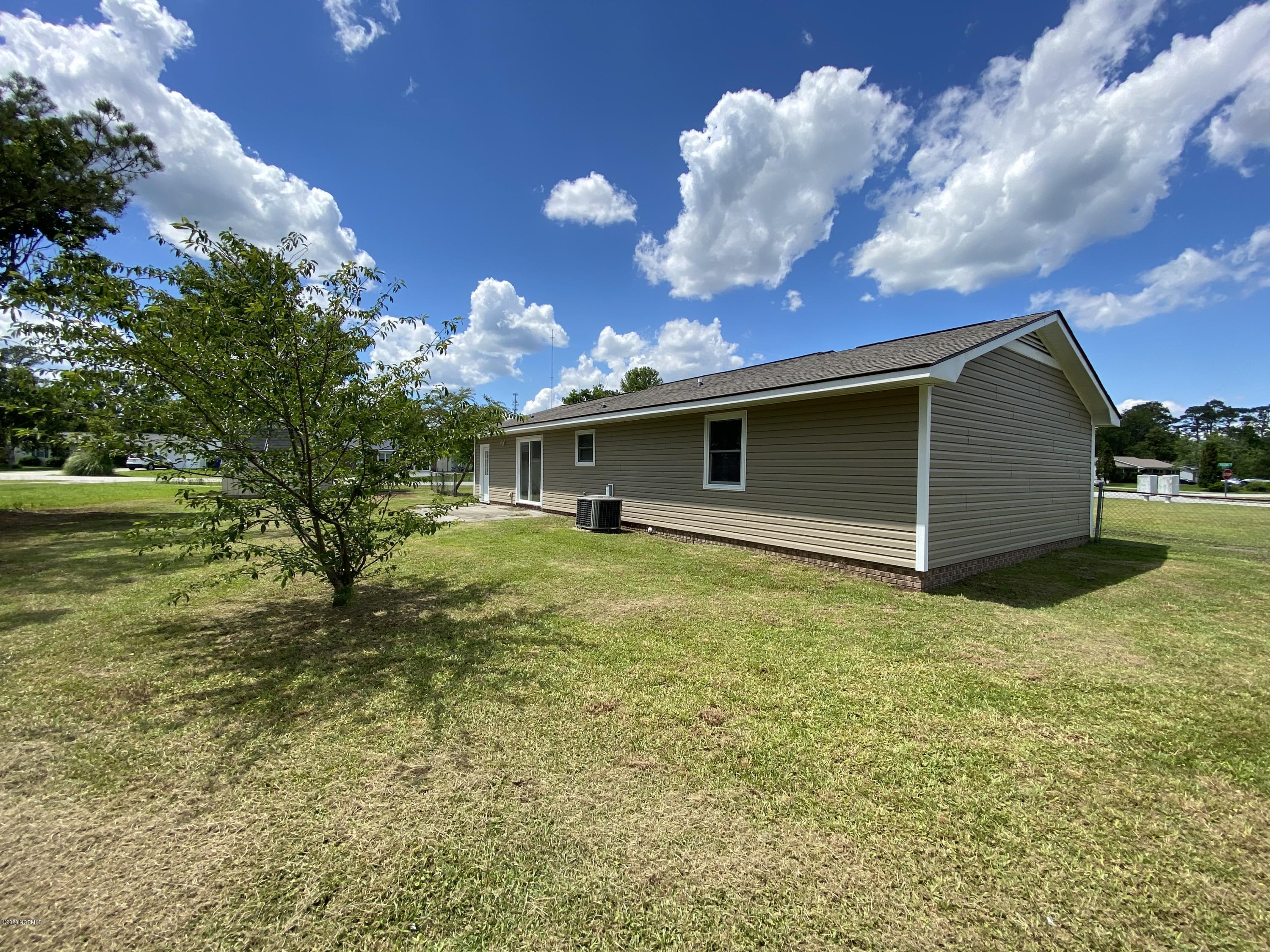 138 Bayberry Road Newport, NC 28570 - Photo 5 of 70 Right back side of home and yard.