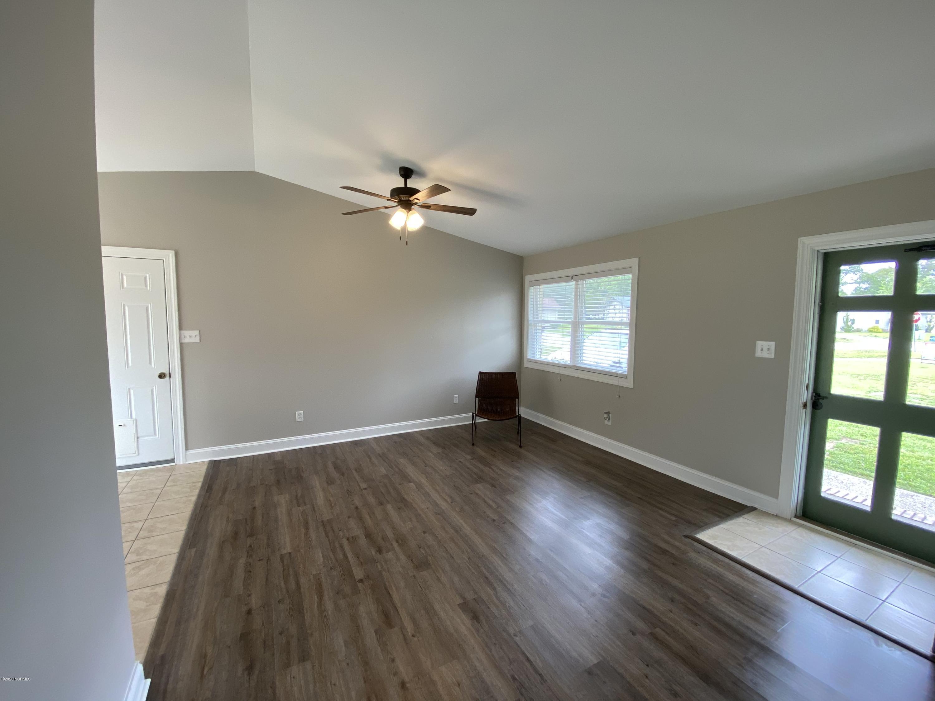 138 Bayberry Road Newport, NC 28570 - Photo 7 of 70 Vaulted Living Room