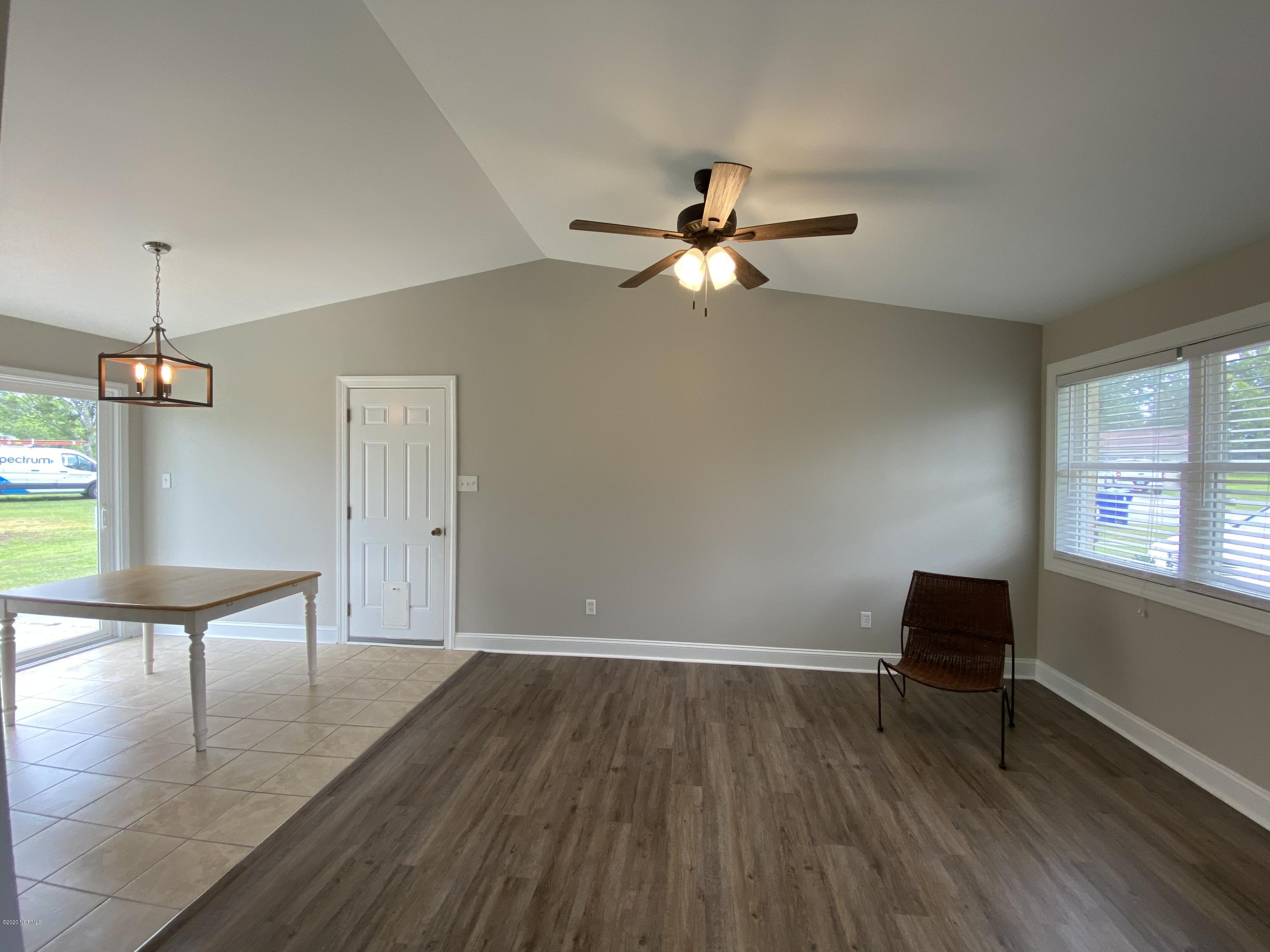 138 Bayberry Road Newport, NC 28570 - Photo 8 of 70 Love the open space with the vaulted ceilings!