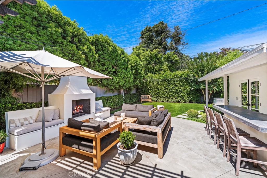 320 Broadway Costa Mesa, CA 92627 - Photo 23 of 43 a patio with patio a table and chairs and potted plants