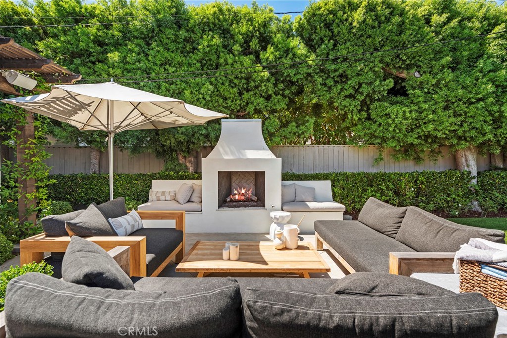 320 Broadway Costa Mesa, CA 92627 - Photo 29 of 43 a view of a patio with couches chairs and a small yard