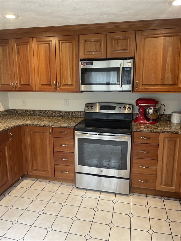 9 Karen Road Woburn, MA 01801 - Photo 6 of 32 Gallery Image 6