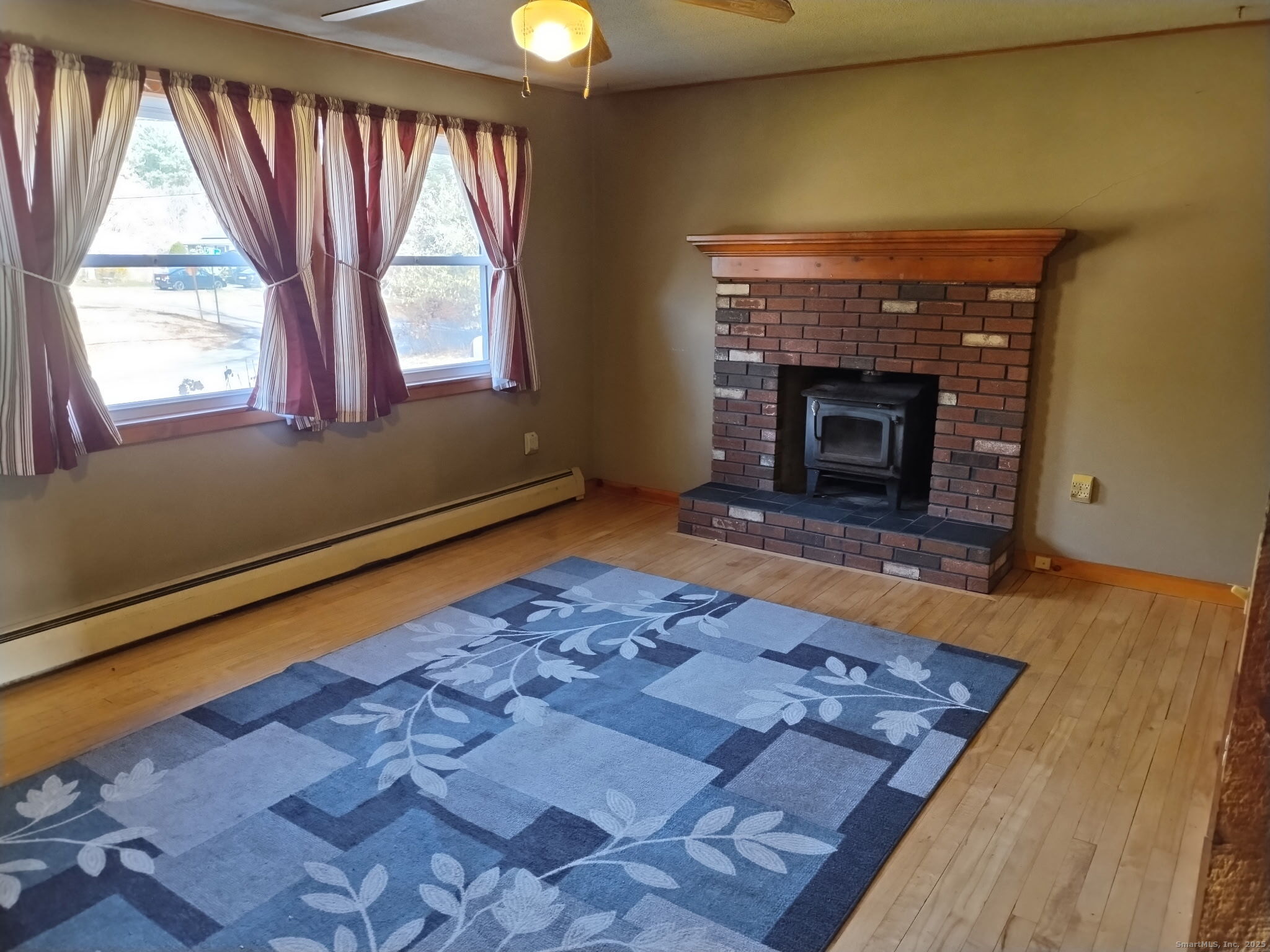 30 Lyon Road Woodstock, CT 06282 - Photo 9 of 19 a room with window