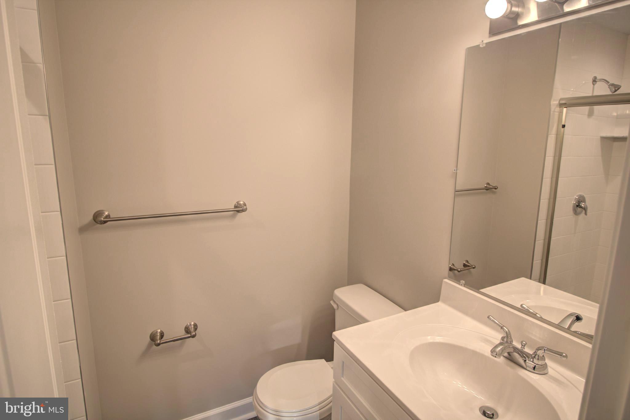 6335 Greenfield Road, Unit 1711 Elkridge, MD 21075 - Photo 15 of 18 Main bedroom full bath
