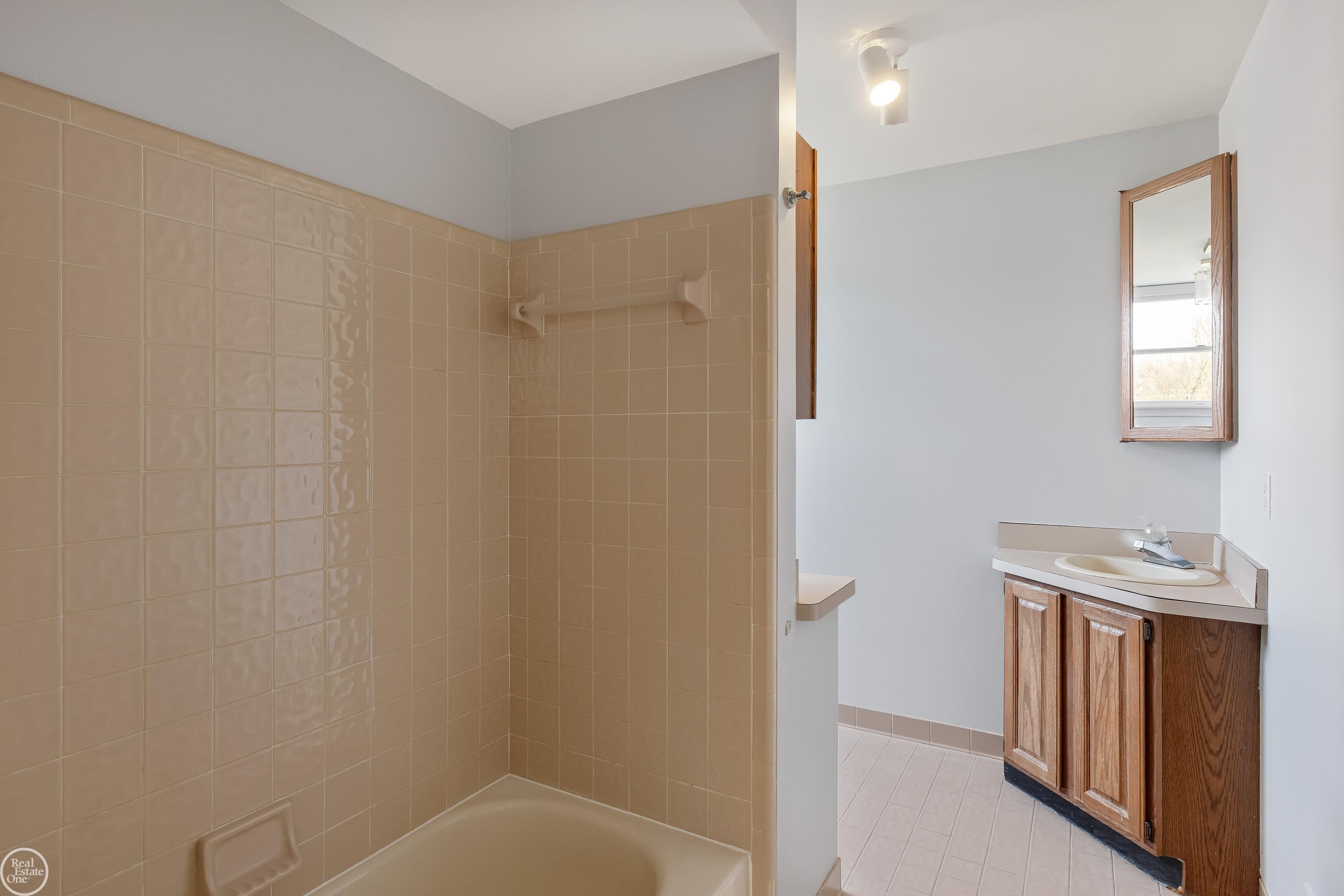 24950 24 Mile Road Macomb, MI 48042 - Photo 19 of 42 Full Bath - 2nd Floor