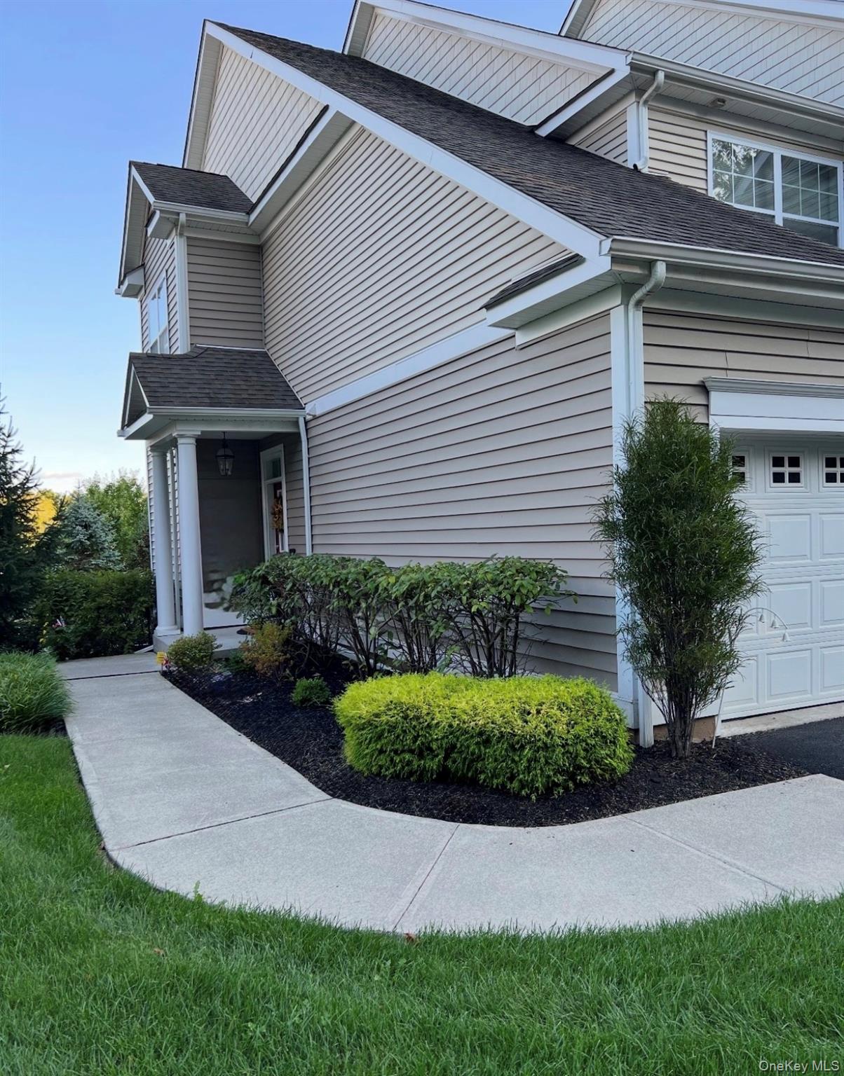 21 High Ridge Lane, Unit 21 Middletown, NY 10940 - Photo 4 of 33 a front view of a house with a garden