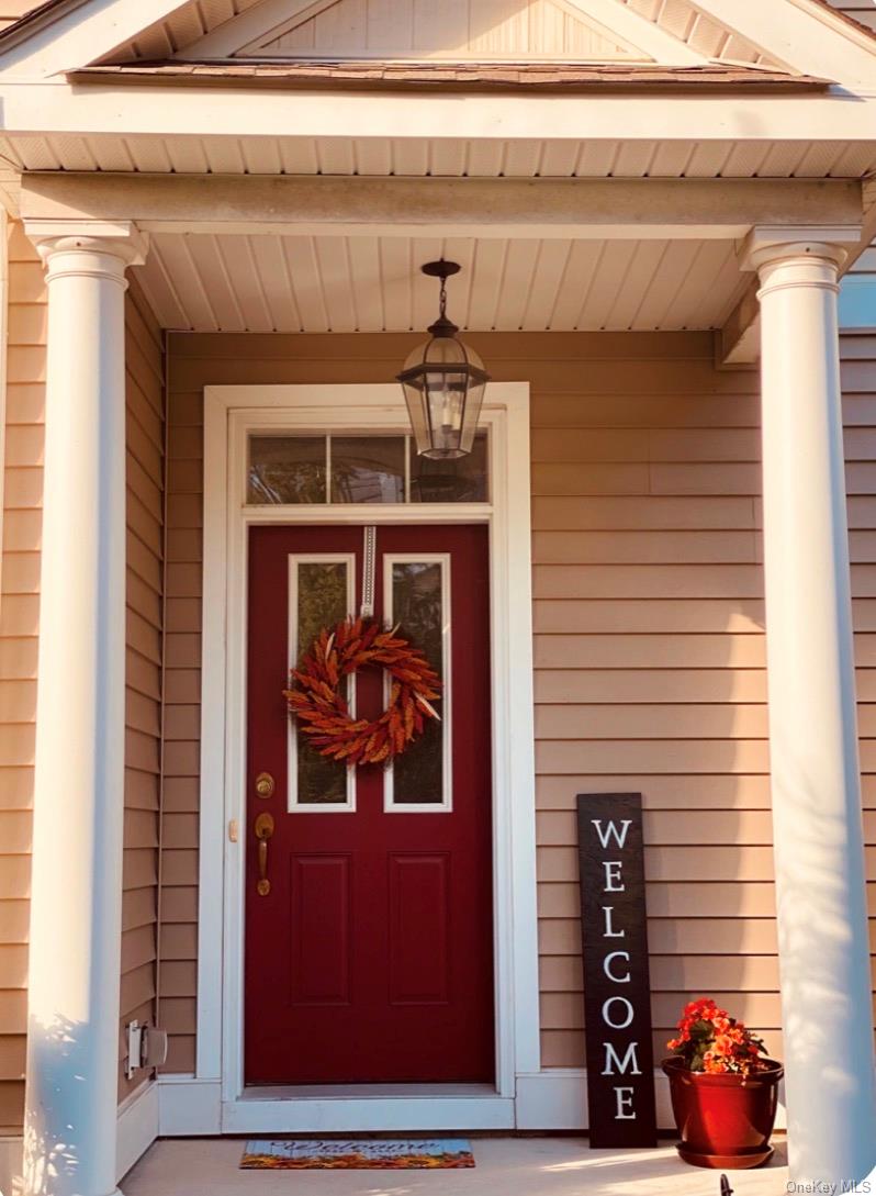 21 High Ridge Lane, Unit 21 Middletown, NY 10940 - Photo 5 of 33 a front view of a house with a garage