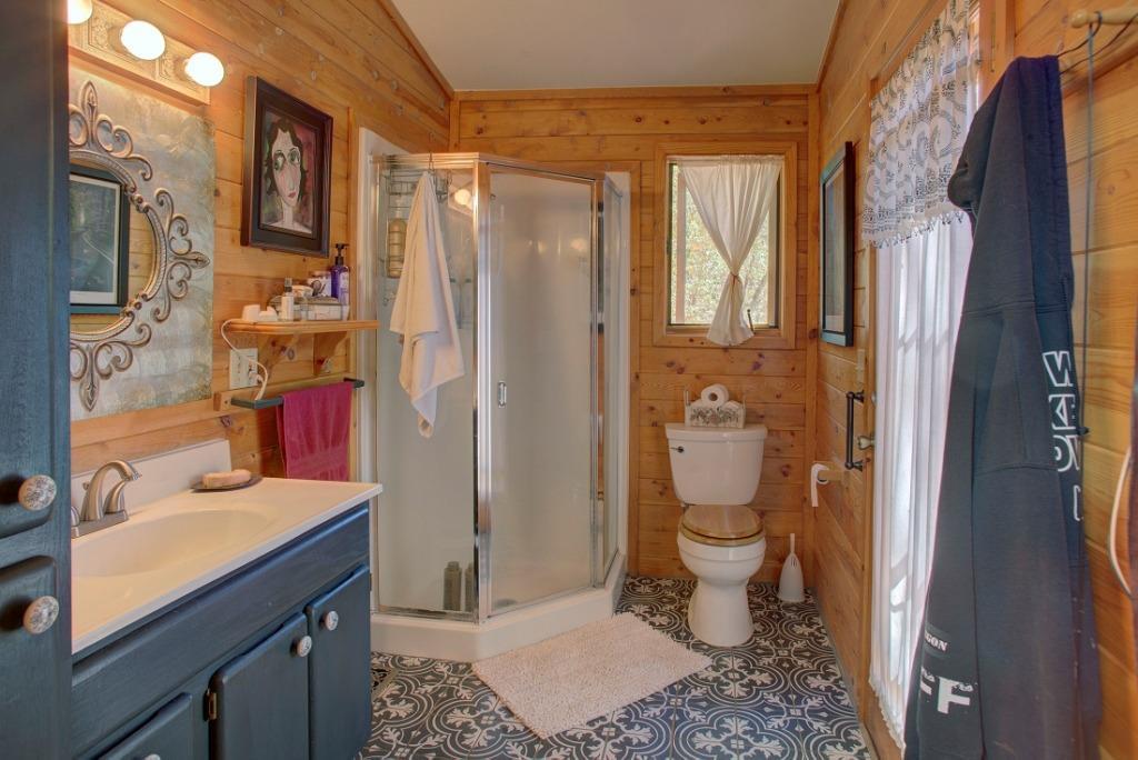 4875 Pleasant Creek Road Rogue River, OR 97537 - Photo 10 of 35 Master Bath