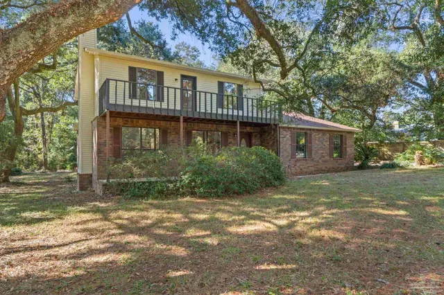 a view of a house with backyard and garden