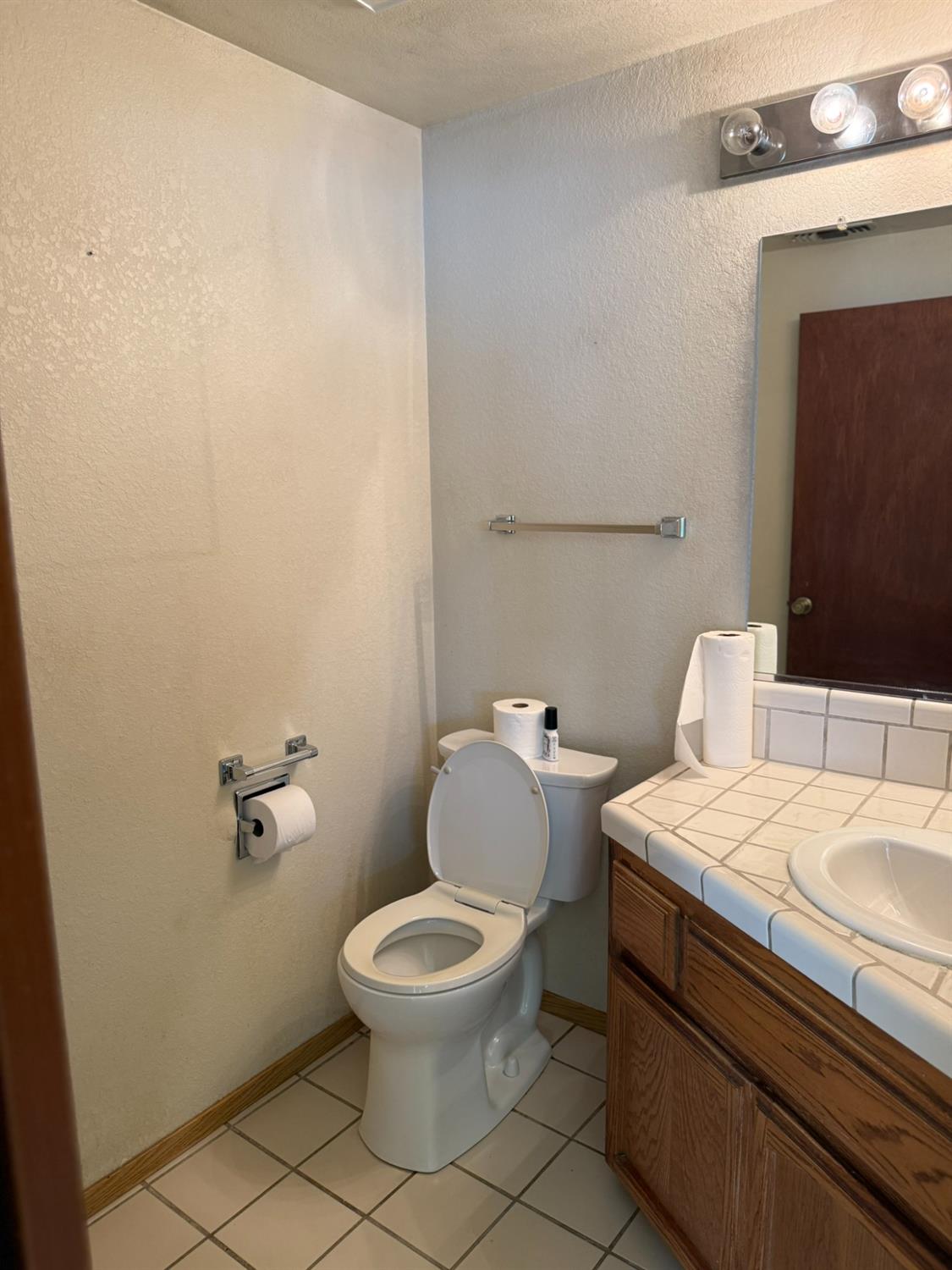 2056 Elwin Way Modesto, CA 95350 - Photo 15 of 28