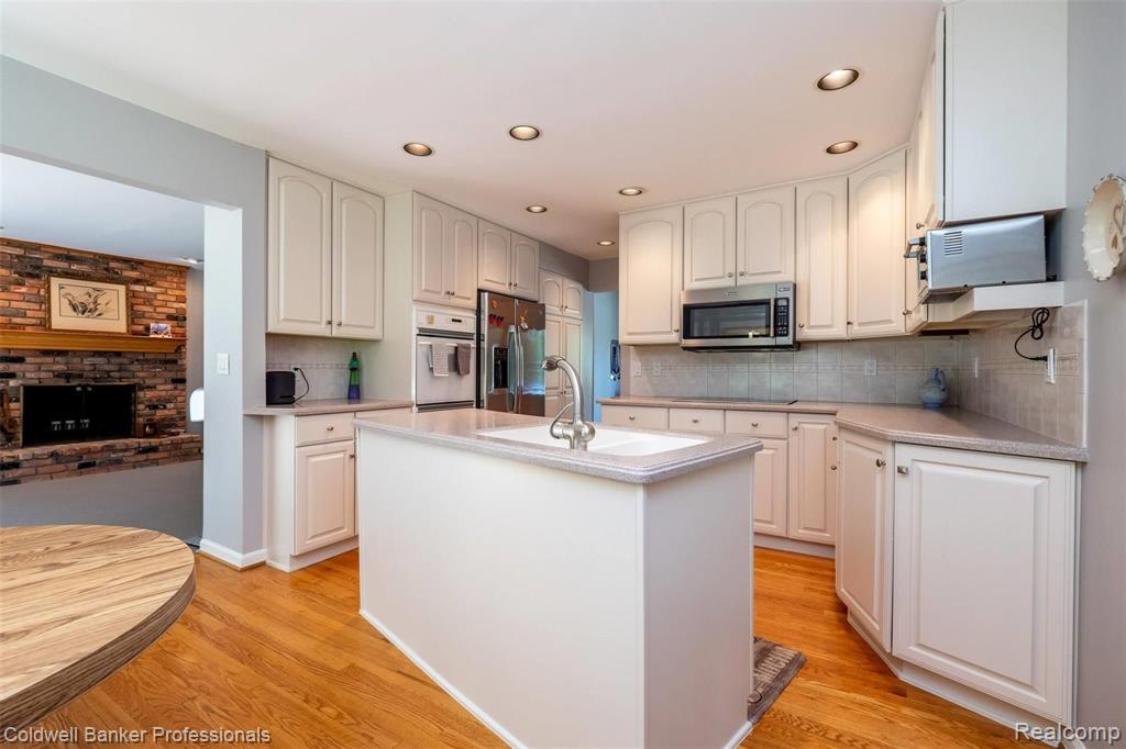 33669 York Ridge Street Farmington Hills, MI 48331 - Photo 11 of 46