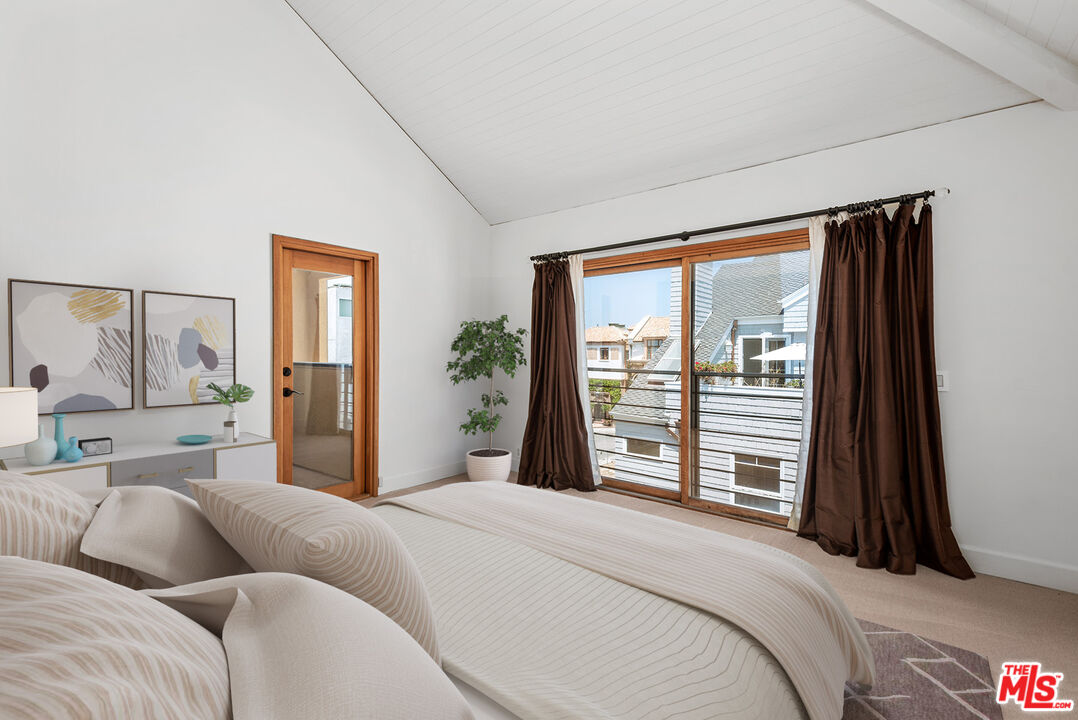 117 Ketch Mall Marina del Rey, CA 90292 - Photo 19 of 43 a bedroom with a large bed and a large window