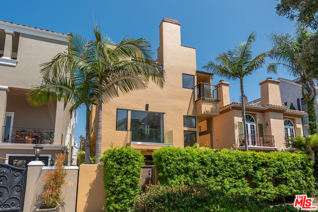 117 Ketch Mall Marina del Rey, CA 90292 - Photo 2 of 43 a front view of multiple houses with yard