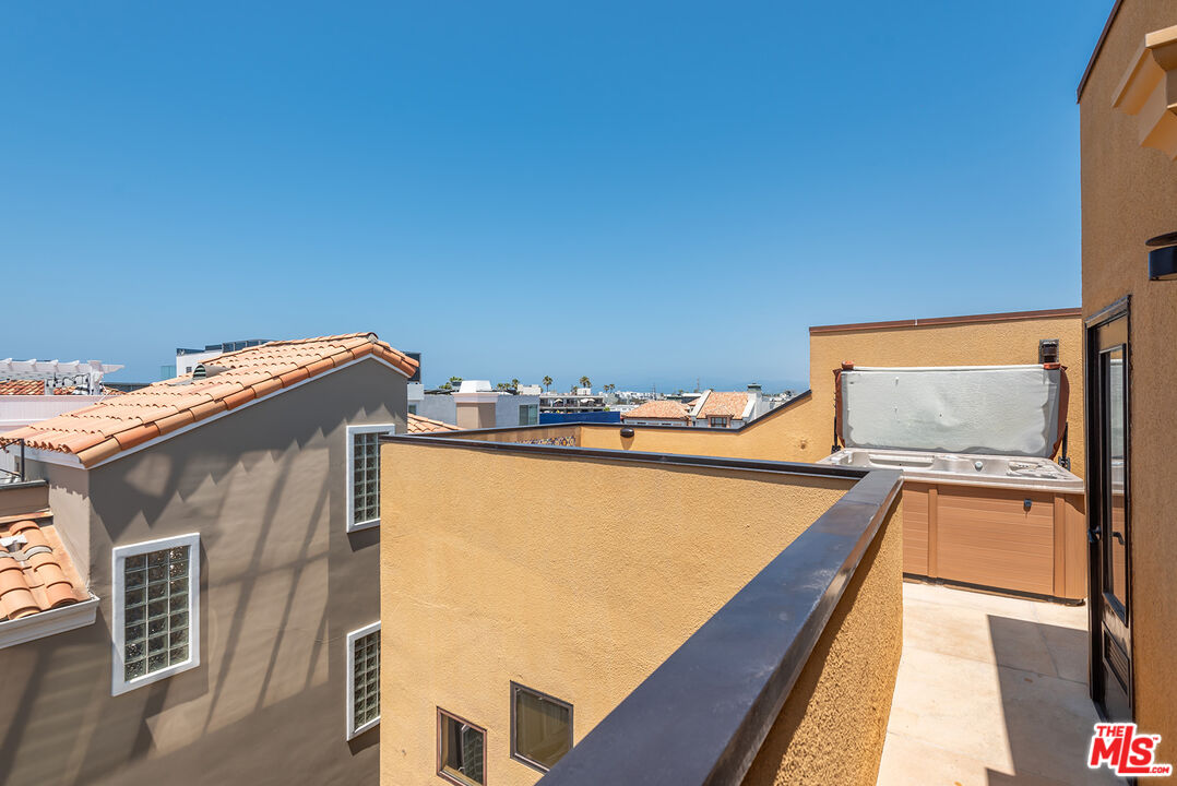 117 Ketch Mall Marina del Rey, CA 90292 - Photo 23 of 43 a view of balcony with furniture
