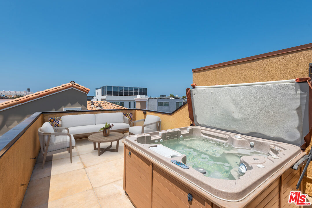 117 Ketch Mall Marina del Rey, CA 90292 - Photo 27 of 43 a terrace with a table and chairs