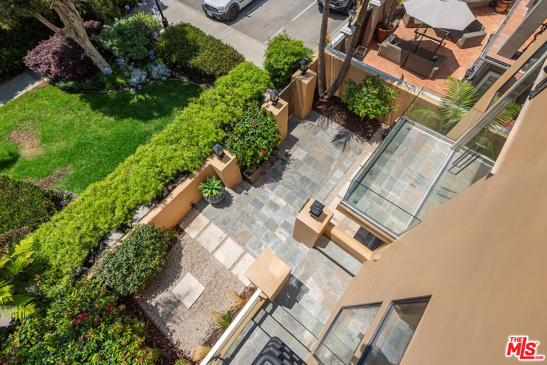 117 Ketch Mall Marina del Rey, CA 90292 - Photo 29 of 43 an aerial view of a house with a yard