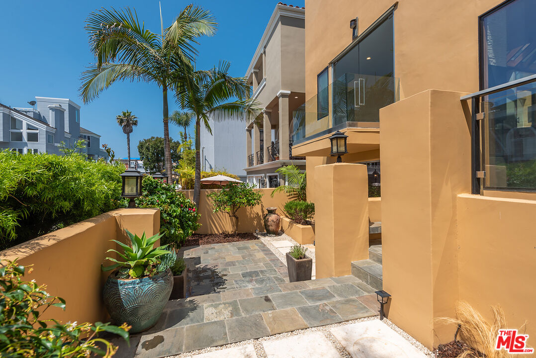 117 Ketch Mall Marina del Rey, CA 90292 - Photo 31 of 43 a front view of a house with a yard