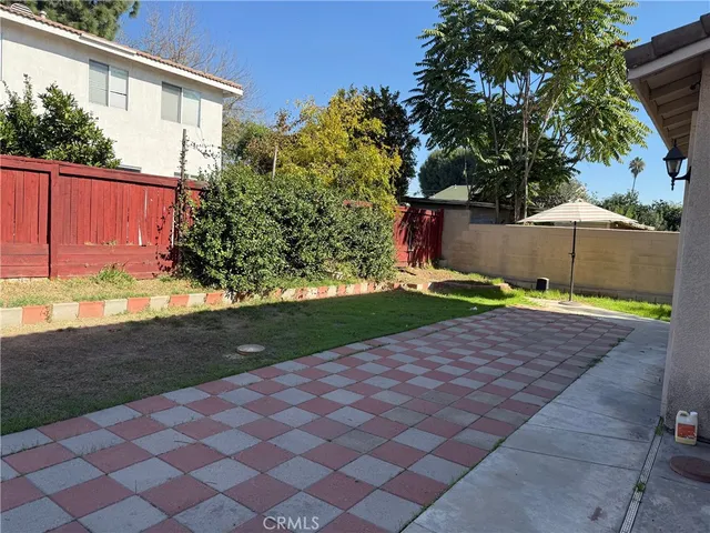 a view of a backyard