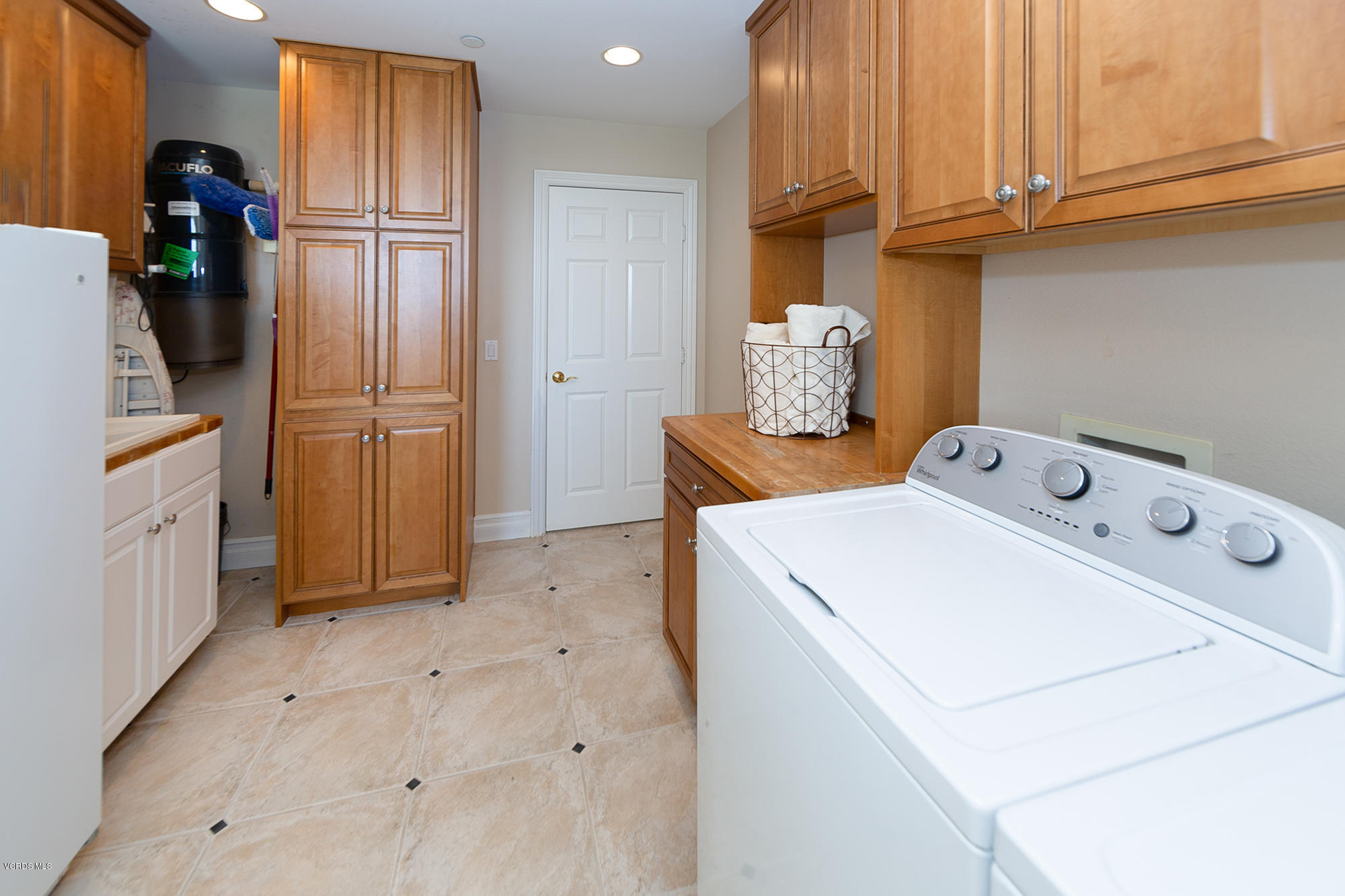 10089 Stockton Road Moorpark, CA 93021 - Photo 39 of 39 a utility room with dryer and washer