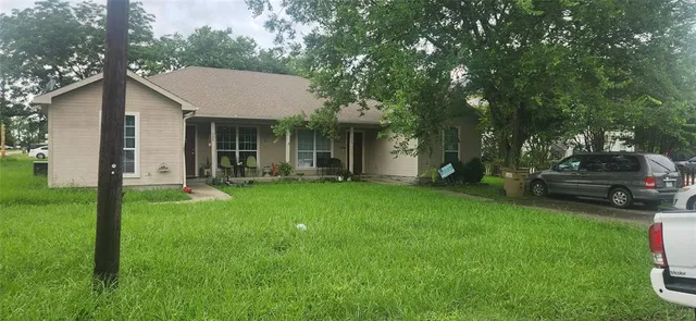 a view of a house with backyard and porch