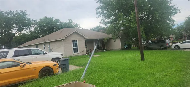 a view of a house with backyard