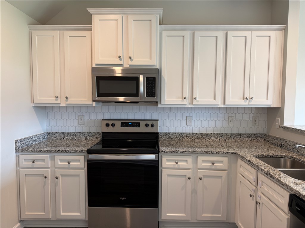 117 Weaver Way Pendleton, SC 29670 - Photo 5 of 19 A pristine culinary space boasts granite counters and white cabinetry.