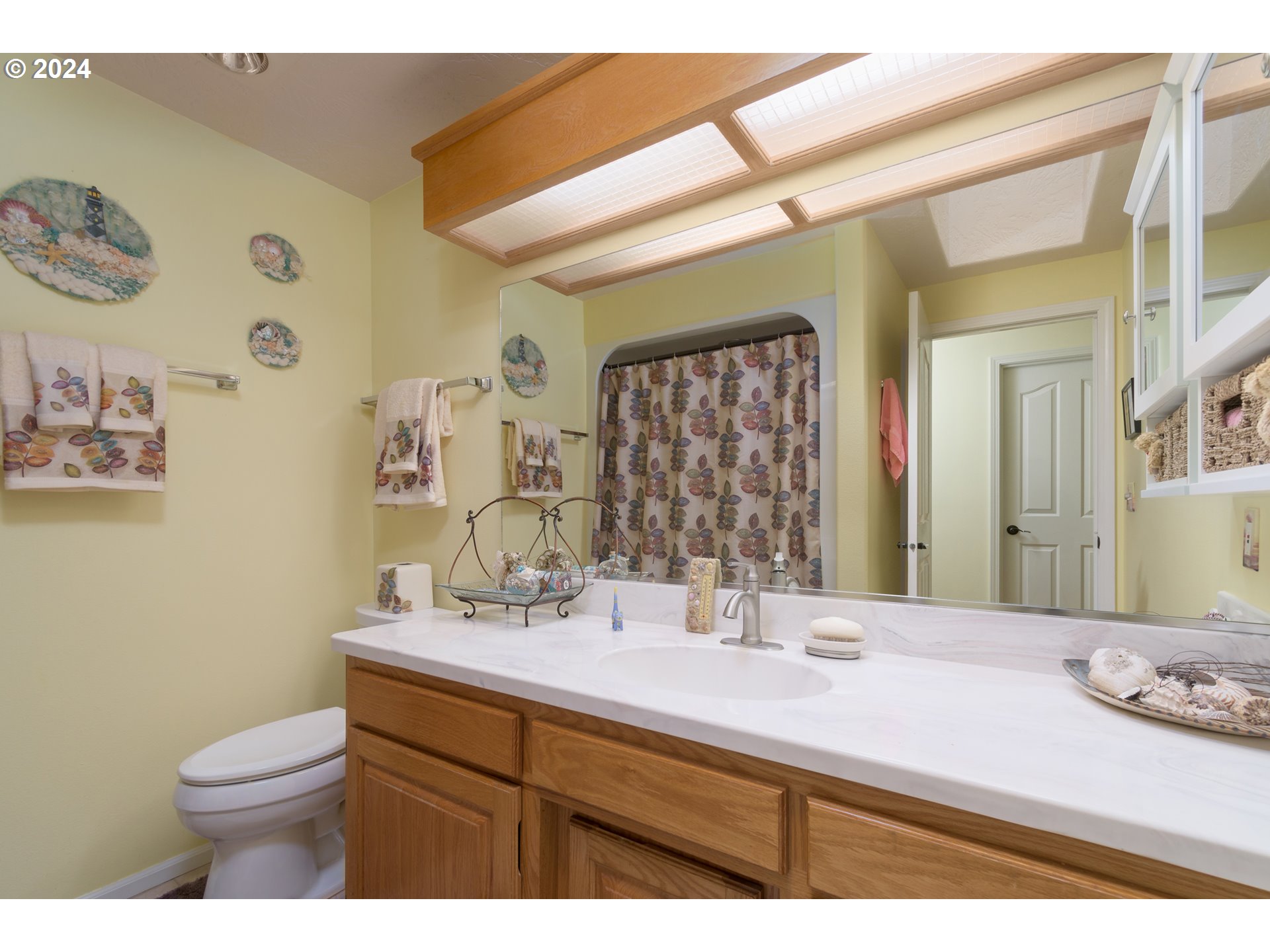 2969 Brett Loop Eugene, OR 97404 - Photo 25 of 33 a bathroom with a sink a toilet and mirror