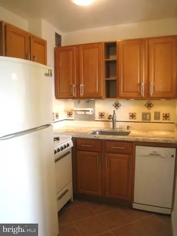 an empty room with a mirror and vanity