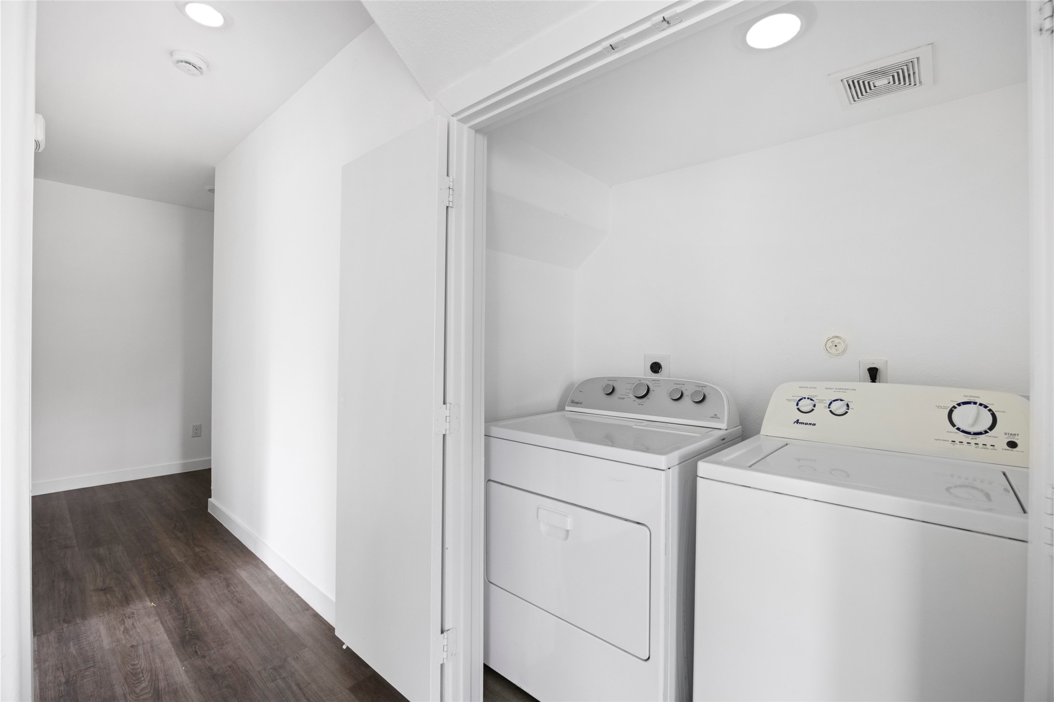 9243 Seeker Street Houston, TX 77028 - Photo 11 of 22 a utility room with dryer and washer