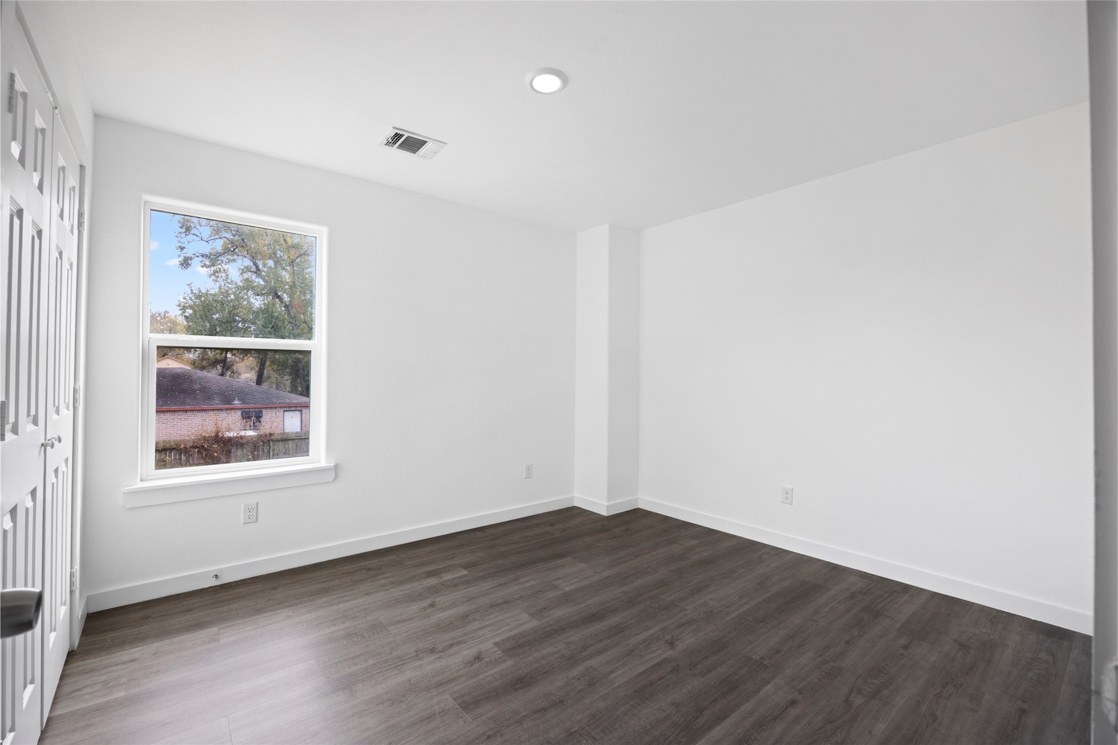 9243 Seeker Street Houston, TX 77028 - Photo 18 of 22 an empty room with wooden floor and windows