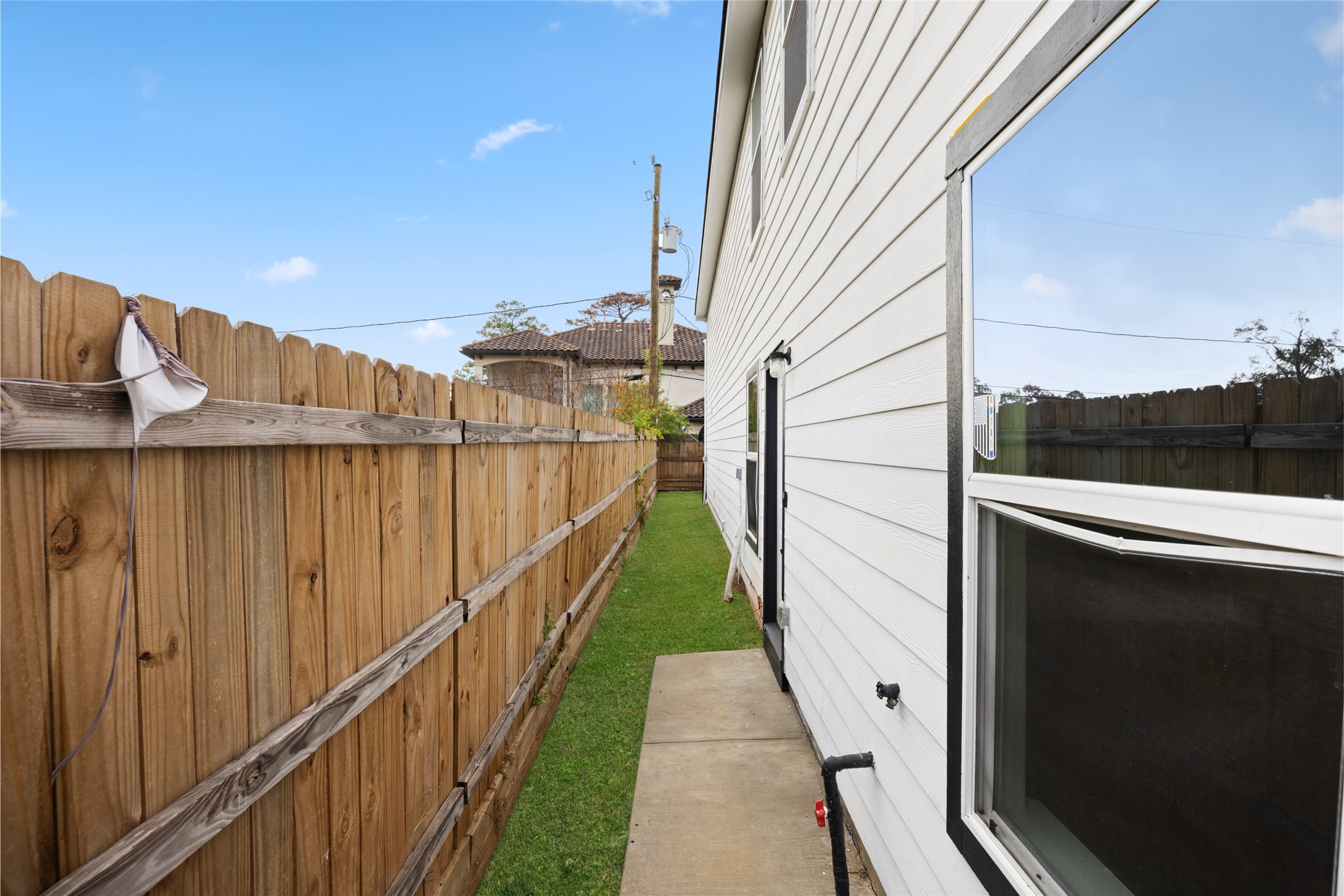 9243 Seeker Street Houston, TX 77028 - Photo 20 of 22 a view of a balcony
