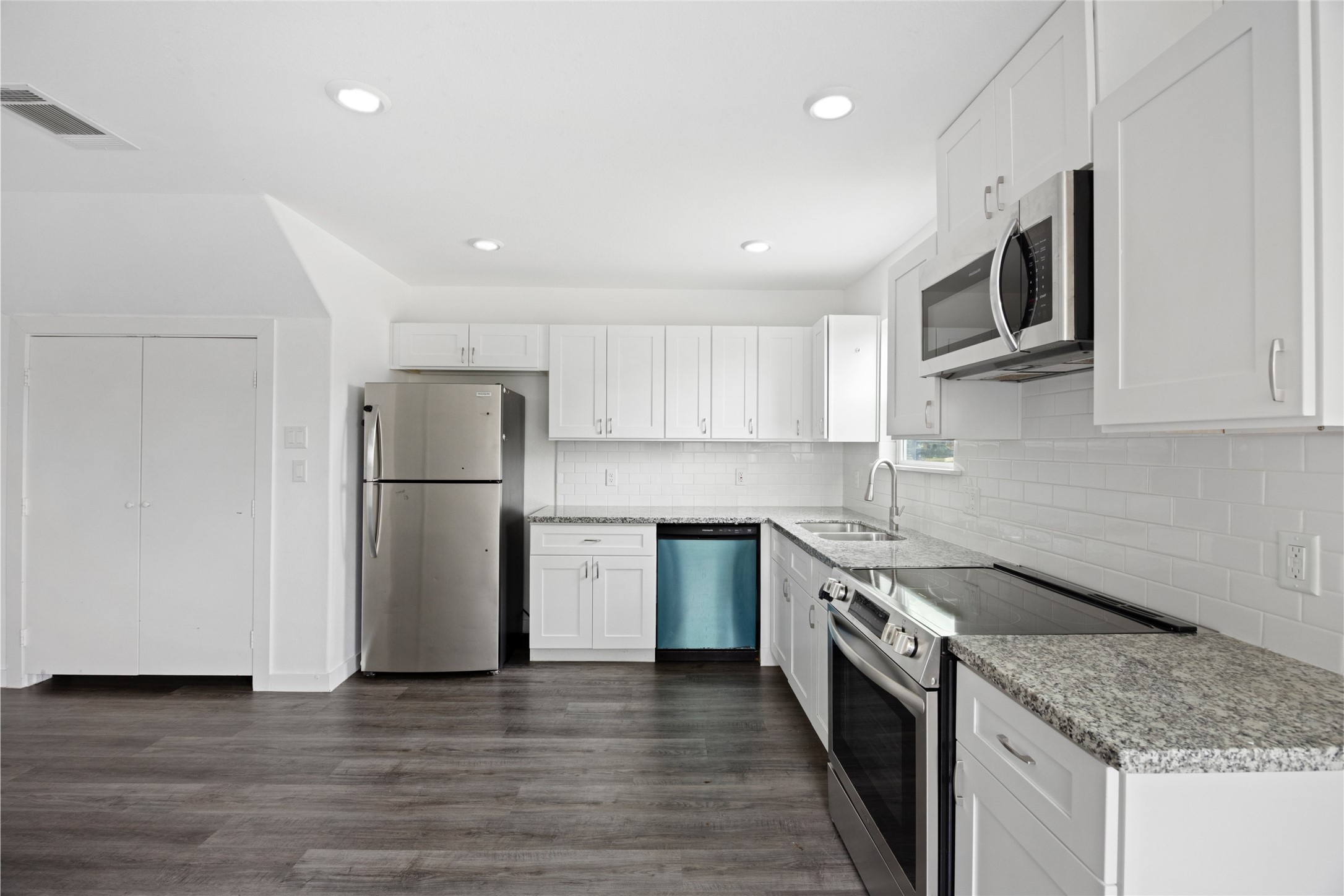 9243 Seeker Street Houston, TX 77028 - Photo 5 of 22 a kitchen with a sink a refrigerator and a oven