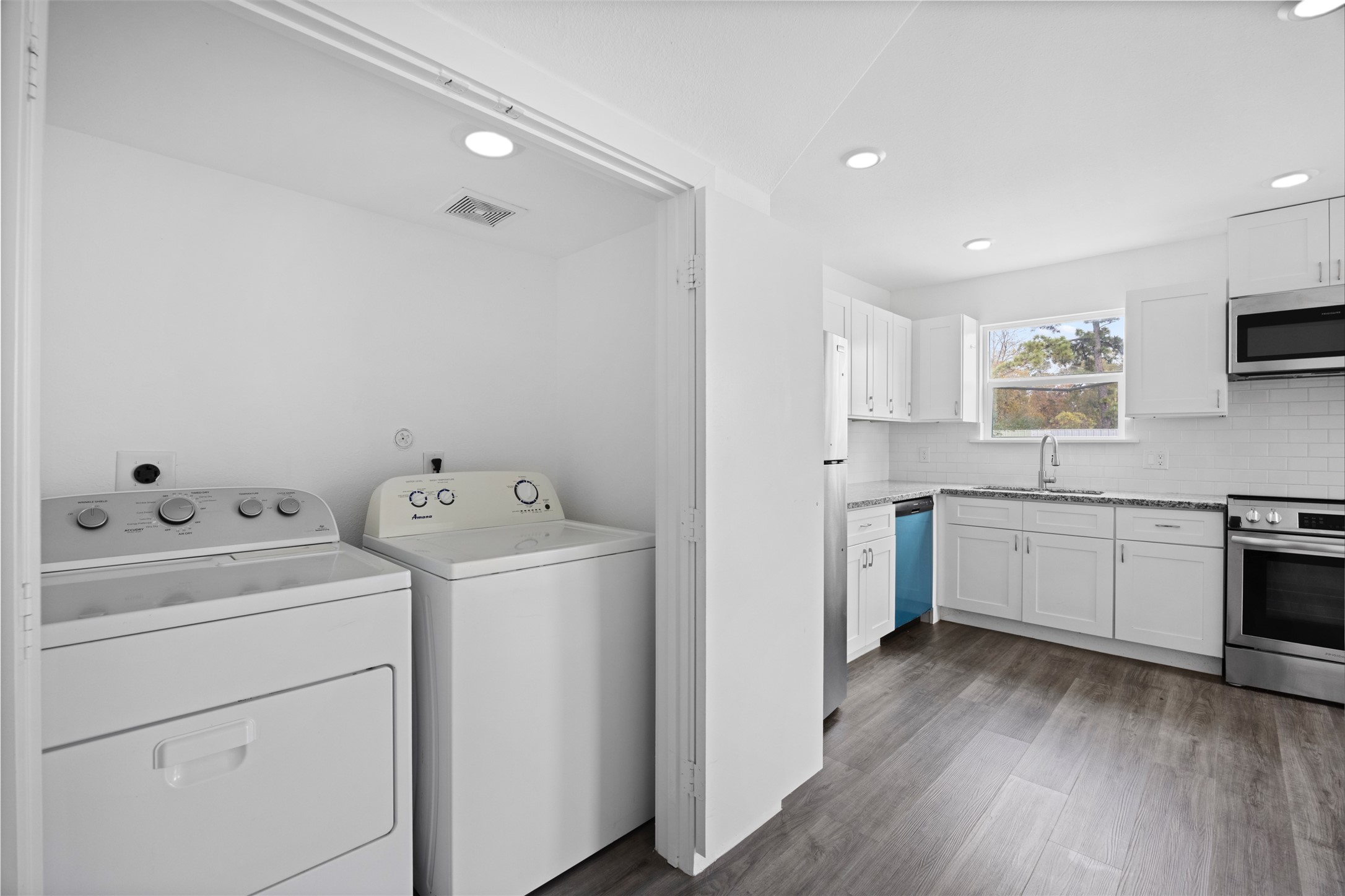 9243 Seeker Street Houston, TX 77028 - Photo 10 of 22 a kitchen with cabinets a sink and white appliances