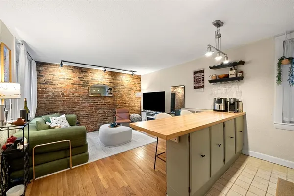 $2,550 | 10 Henchman Street, Unit 2R, Boston, MA 02113