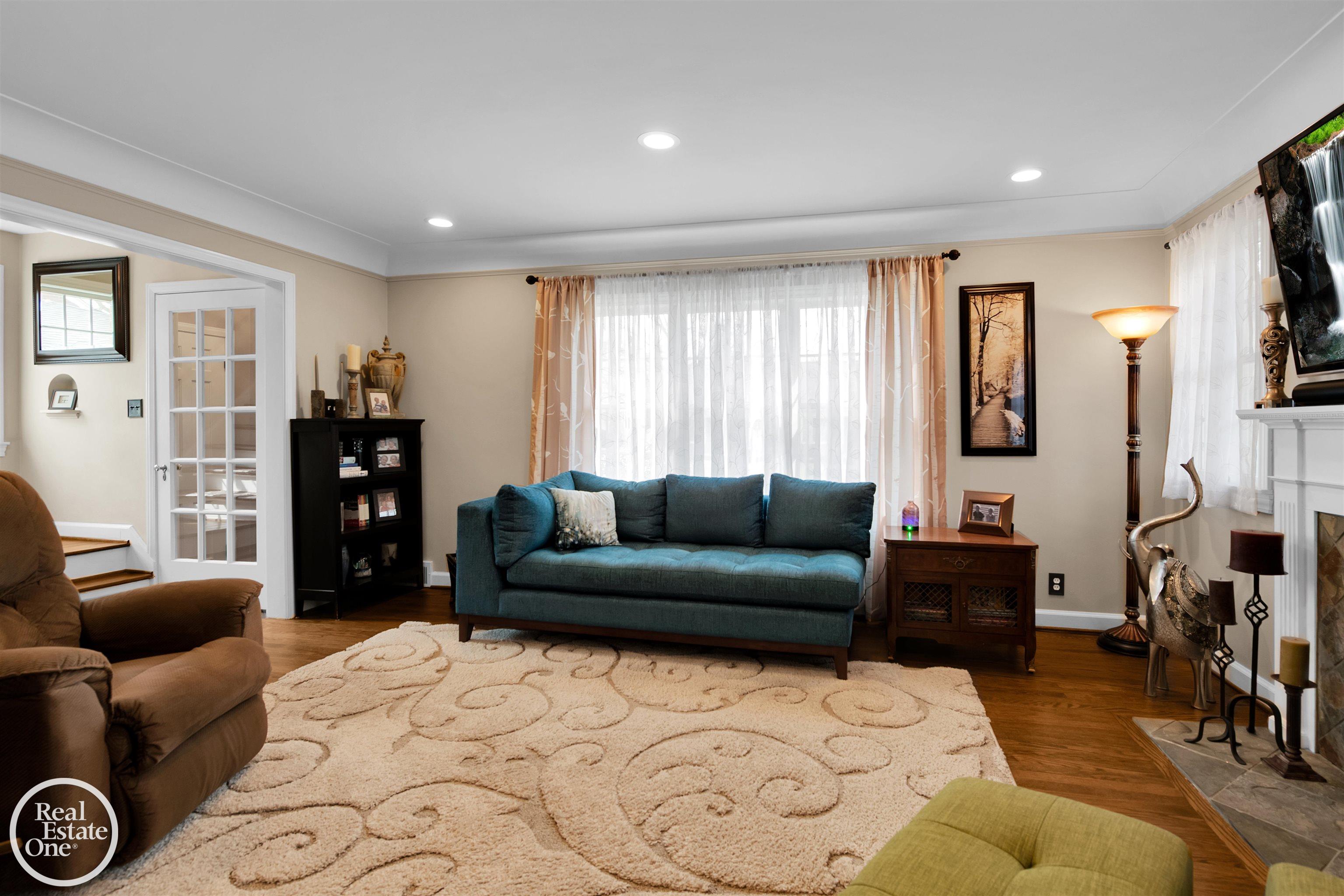 692 Hawthorne Road Grosse Pointe Woods, MI 48236 - Photo 7 of 33