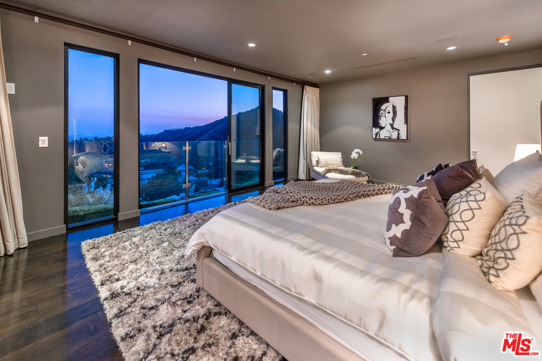 2187 Summitridge Drive Beverly Hills, CA 90210 - Photo 32 of 43